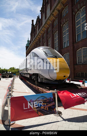 Una locomotiva Azuma della ferrovia nord-orientale di Londra (LNER) al di fuori del Discovery Museum di Newcastle upon Tyne, Regno Unito. I motori sono costruiti da Hitachi e utilizzati per i servizi interurbani sulla linea InterCity East Coast tra Londra ed Edimburgo. Foto Stock