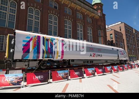 Newcastle-upon-Tyne, Regno Unito. 1 luglio 2018. Il logo della Grande esposizione del Nord su una locomotiva Azuma nella livrea LNER al di fuori del Discovery Museum di Newcastle-upon-Tyne, Regno Unito. I motori di Hitachi entreranno in funzione dal franchising LNER nel 2018 e nel 2019. Credit: Stuart Forster/Alamy Live News Foto Stock