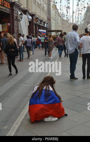 Mosca, Russia. 1 Luglio, 2018. Coppa del Mondo FIFA 2018 in Russia. Fan russi durante il match Russia - Spagna 1/8 finali, per le strade di Mosca. Credito: Pavel Kashaev/Alamy Live News Foto Stock