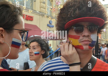 Mosca, Russia. 1 Luglio, 2018. Coppa del Mondo FIFA 2018 in Russia. Fan russi durante il match Russia - Spagna 1/8 finali, per le strade di Mosca. Credito: Pavel Kashaev/Alamy Live News Foto Stock