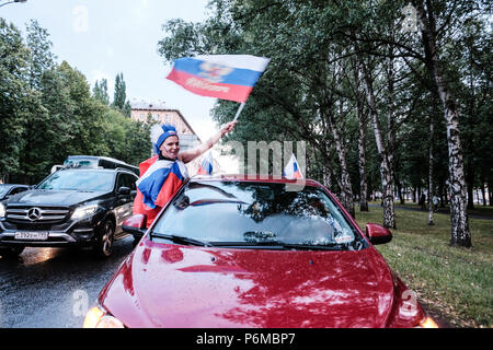 Mosca, Russia. Il 30 giugno, 2018. Le ragazze di sostenitori russo celebrare la vittoria contro la Spagna in FIFA 2018. Credito: Marco Ciccolella/Alamy Live News Foto Stock