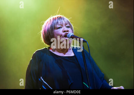 Glynde, East Sussex, 1 luglio 2018. Amore sommo Jazz Festival. Mavis Staples esegue nella Big Top tenda ad amore supremo. Credito: Francesca Moore/Alamy Live News Foto Stock