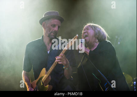 Glynde, East Sussex, 1 luglio 2018. Amore sommo Jazz Festival. Mavis Staples esegue nella Big Top tenda ad amore supremo. Credito: Francesca Moore/Alamy Live News Foto Stock