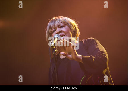 Glynde, East Sussex, 1 luglio 2018. Amore sommo Jazz Festival. Mavis Staples esegue nella Big Top tenda ad amore supremo. Credito: Francesca Moore/Alamy Live News Foto Stock