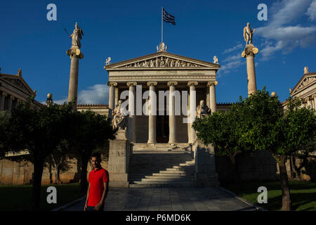 Atene, Grecia. Il 29 giugno, 2018. Un uomo si erge davanti all'Accademia di Atene, Grecia, ad Atene il 29 giugno 2018. Credito: Angelos Tzortzinis/dpa/Alamy Live News Foto Stock