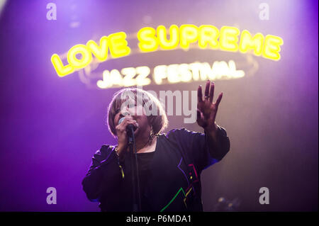 Glynde, East Sussex, 1 luglio 2018. Amore sommo Jazz Festival. Mavis Staples esegue nella Big Top tenda ad amore supremo. Credito: Francesca Moore/Alamy Live News Foto Stock