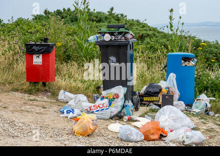 Highcliffe, Regno Unito. 1 luglio 2018. Mentre l'ondata di caldo del Regno Unito continua, le spiagge lungo la costa meridionale questo fine settimana hanno visto un numero elevato di visitatori che hanno portato a rifiuti e rifiuti più elevati del normale sulle spiagge. Qui sono raffigurati rifiuti straripanti / bidoni di lettiera sulla spiaggia di Highcliffe, Dorset, Inghilterra, Regno Unito. Foto Stock