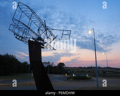 Eastchurch, UK. 1 Luglio, 2018. Regno Unito Meteo: il tramonto dietro la bi-piano scultura in Eastchurch, Kent. Eastchurch villaggio sull'Isle of Sheppey celebrato cento anni di storia dell'aviazione nel luglio del 2009, che la scultura è stata installata per commemorare i. Il primo volo controllato da un pilota britannico sul suolo britannico ha avuto luogo all'estremità orientale dell'isola di Sheppey, che è conosciuto come il luogo di nascita di aviazione britannica. Credito: James Bell/Alamy Live News Foto Stock