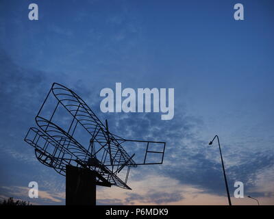 Eastchurch, UK. 1 Luglio, 2018. Regno Unito Meteo: il tramonto dietro la bi-piano scultura in Eastchurch, Kent. Eastchurch villaggio sull'Isle of Sheppey celebrato cento anni di storia dell'aviazione nel luglio del 2009, che la scultura è stata installata per commemorare i. Il primo volo controllato da un pilota britannico sul suolo britannico ha avuto luogo all'estremità orientale dell'isola di Sheppey, che è conosciuto come il luogo di nascita di aviazione britannica. Credito: James Bell/Alamy Live News Foto Stock