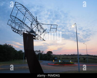 Eastchurch, UK. 1 Luglio, 2018. Regno Unito Meteo: il tramonto dietro la bi-piano scultura in Eastchurch, Kent. Eastchurch villaggio sull'Isle of Sheppey celebrato cento anni di storia dell'aviazione nel luglio del 2009, che la scultura è stata installata per commemorare i. Il primo volo controllato da un pilota britannico sul suolo britannico ha avuto luogo all'estremità orientale dell'isola di Sheppey, che è conosciuto come il luogo di nascita di aviazione britannica. Credito: James Bell/Alamy Live News Foto Stock