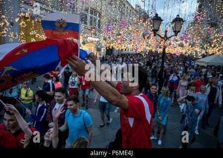 Mosca, Russia. 1 Luglio, 2018. Ventole celebrare in Russia la vittoria nel 2018 FIFA World Cup Round di 16 match contro la Spagna sulla Nikolskaya street nel centro di Mosca, Russia Credito: Nikolay Vinokurov/Alamy Live News Foto Stock