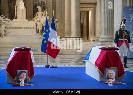 Parigi, Ile de France, Francia. 1 Luglio, 2018. Scrigni del defunto durante la cerimonia.La cerimonia funebre di ex politico francese e Superstite dell' Olocausto Simone Veil e suo marito Antoine velo al Pantheon di Parigi. Ex Ministro della Sanità, Simone Veil, scomparso il 30 giugno 2017 divenne presidente del Parlamento europeo e uno di Francia il più venerato politici sostenendo il diritto 1975 legalizzazione dell aborto in Francia. Credito: Thierry Le Fouille SOPA/images/ZUMA filo/Alamy Live News Foto Stock