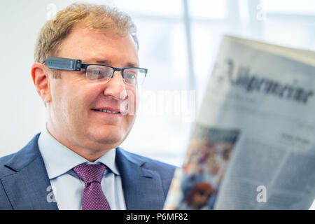 Monaco di Baviera, Germania. 29 Maggio, 2018. Ziv Aviram, manager del produttore di elettronica Orcam, parlando durante una conversazione premere. Il dito-dispositivo di dimensioni 'MyEye' fotocamera unisce, altoparlanti e intelligenza artificiale e legge i testi o le banconote riconosciute attraverso segni a mano. Credito: Lino Mirgeler/dpa/Alamy Live News Foto Stock