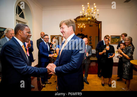 Willemstad, Paesi Bassi. 02Luglio, 2018. Re Willem-Alexander dei Paesi Bassi la mano sopra la croce onorario di Oranje-Nassau a Herman George presso l'isola di Curaçao, 1 luglio 2018. Il re e la regina visita Curacao durante la dia di Bandera festeggiamenti. Credito: Patrick van Katwijk |/dpa/Alamy Live News Foto Stock