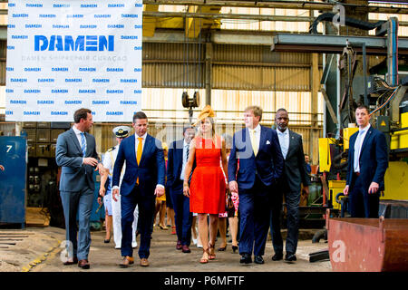 Willemstad, Paesi Bassi. 02Luglio, 2018. Re Willem-Alexander dei Paesi Bassi visita il governatore di Curacao Lucille Andrea George-Wout e Damen Shipyards presso l'isola di Curaçao, 1 luglio 2018. Il re e la regina visita Curacao durante la dia di Bandera festeggiamenti. Credito: Patrick van Katwijk |/dpa/Alamy Live News Foto Stock