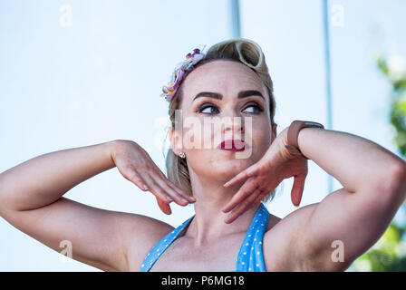 Stirling, Stirlingshire, Regno Unito. Il 30 giugno, 2018. Un membro degli anni cinquanta style gruppo ''Il Kennedy Tortine'' ballando sul palco durante un intermezzo all'evento.Stirling mostra il suo sostegno del Regno Unito le Forze Armate come parte del Regno Unito le Forze Armate eventi della durata di un giorno. La giornata è iniziata con una parata attraverso la porta via e si è conclusa nel Kings Park. Un piccolo anti-guerra in segno di protesta hanno preso parte al di fuori comunque questa era piccola e tranquilla. La giornata è stata riempita con eventi, visualizza, manifestazioni e attività per i ragazzi come pareti di arrampicata e castelli gonfiabili. (Credito Immagine: © Stewart Kirby/SOPA immagini via ZUMA Foto Stock