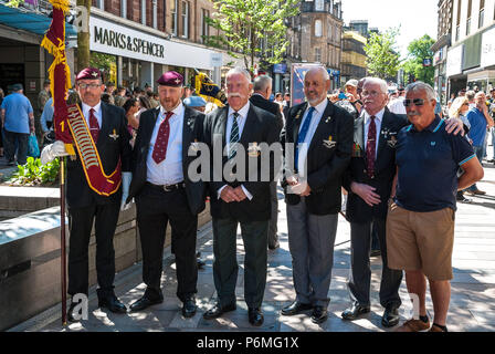 Stirling, Stirlingshire, Regno Unito. Il 30 giugno, 2018. Veterani del gruppo insieme per una foto prima della sfilata a partire.Stirling mostra il suo sostegno del Regno Unito le Forze Armate come parte del Regno Unito le Forze Armate eventi della durata di un giorno. La giornata è iniziata con una parata attraverso la porta via e si è conclusa nel Kings Park. Un piccolo anti-guerra in segno di protesta hanno preso parte al di fuori comunque questa era piccola e tranquilla. La giornata è stata riempita con eventi, visualizza, manifestazioni e attività per i ragazzi come pareti di arrampicata e castelli gonfiabili. Credito: Stewart Kirby SOPA/images/ZUMA filo/Alamy Live News Foto Stock