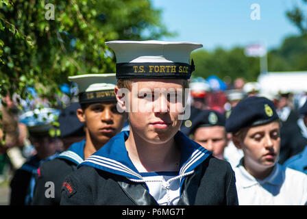 Stirling, Stirlingshire, Regno Unito. Il 30 giugno, 2018. Un ritratto di un cadet dopo la parata è stata terminante in corrispondenza del caso.Stirling mostra il suo sostegno del Regno Unito le Forze Armate come parte del Regno Unito le Forze Armate eventi della durata di un giorno. La giornata è iniziata con una parata attraverso la porta via e si è conclusa nel Kings Park. Un piccolo anti-guerra in segno di protesta hanno preso parte al di fuori comunque questa era piccola e tranquilla. La giornata è stata riempita con eventi, visualizza, manifestazioni e attività per i ragazzi come pareti di arrampicata e castelli gonfiabili. Credito: Stewart Kirby SOPA/images/ZUMA filo/Alamy Live News Foto Stock