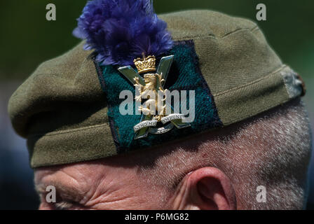 Stirling, Stirlingshire, Regno Unito. Il 30 giugno, 2018. La hat ed emblema di un soldato del reggimento reale della Scozia mentre egli portava all'evento.Stirling mostra il suo sostegno del Regno Unito le Forze Armate come parte del Regno Unito le Forze Armate eventi della durata di un giorno. La giornata è iniziata con una parata attraverso la porta via e si è conclusa nel Kings Park. Un piccolo anti-guerra in segno di protesta hanno preso parte al di fuori comunque questa era piccola e tranquilla. La giornata è stata riempita con eventi, visualizza, manifestazioni e attività per i ragazzi come pareti di arrampicata e castelli gonfiabili. Credito: Stewart Kirby SOPA/images/ZUMA filo/Alamy Live News Foto Stock