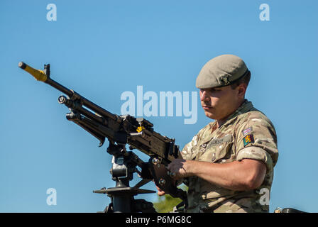 Stirling, Stirlingshire, Regno Unito. Il 30 giugno, 2018. Un soldato rompendo il suo display per il trasporto di ritorno alla base dopo che il caso era finito.Stirling mostra il suo sostegno del Regno Unito le Forze Armate come parte del Regno Unito le Forze Armate eventi della durata di un giorno. La giornata è iniziata con una parata attraverso la porta via e si è conclusa nel Kings Park. Un piccolo anti-guerra in segno di protesta hanno preso parte al di fuori comunque questa era piccola e tranquilla. La giornata è stata riempita con eventi, visualizza, manifestazioni e attività per i ragazzi come pareti di arrampicata e castelli gonfiabili. Credito: Stewart Kirby SOPA/images/ZUMA filo/Alamy Live News Foto Stock