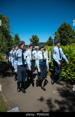 Stirling, Stirlingshire, Regno Unito. Il 30 giugno, 2018. I membri di cadetti in marcia durante la parte finale della sfilata presso l'evento.Stirling mostra il suo sostegno del Regno Unito le Forze Armate come parte del Regno Unito le Forze Armate eventi della durata di un giorno. La giornata è iniziata con una parata attraverso la porta via e si è conclusa nel Kings Park. Un piccolo anti-guerra in segno di protesta hanno preso parte al di fuori comunque questa era piccola e tranquilla. La giornata è stata riempita con eventi, visualizza, manifestazioni e attività per i ragazzi come pareti di arrampicata e castelli gonfiabili. Credito: Stewart Kirby SOPA/images/ZUMA filo/Alamy Live News Foto Stock