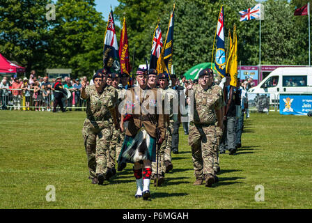 Stirling, Stirlingshire, Regno Unito. Il 30 giugno, 2018. I membri delle forze armate che marciare in parata presso l'evento.Stirling mostra il suo sostegno del Regno Unito le Forze Armate come parte del Regno Unito le Forze Armate eventi della durata di un giorno. La giornata è iniziata con una parata attraverso la porta via e si è conclusa nel Kings Park. Un piccolo anti-guerra in segno di protesta hanno preso parte al di fuori comunque questa era piccola e tranquilla. La giornata è stata riempita con eventi, visualizza, manifestazioni e attività per i ragazzi come pareti di arrampicata e castelli gonfiabili. Credito: Stewart Kirby SOPA/images/ZUMA filo/Alamy Live News Foto Stock