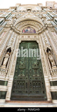 Grande cancello di ingresso del Duomo di Santa Maria del Fiore che è la cattedrale principale di Firenze, Italia, è famoso punto di riferimento Foto Stock