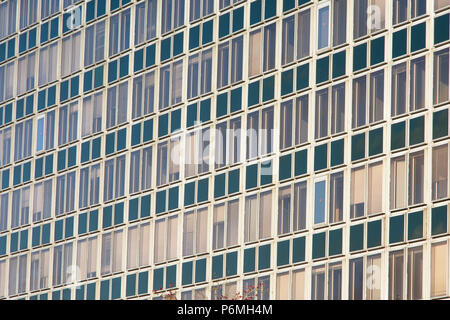 Dettagli di architettura, finestre di un edificio per uffici in un motivo ripetitivo, diagonale Foto Stock