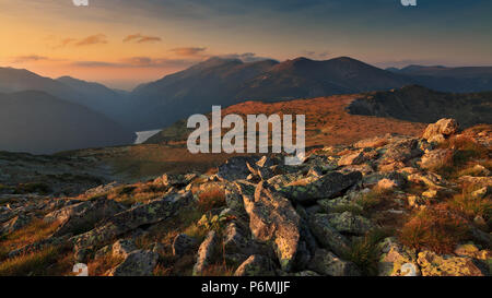 Alpino bello verticale con il lago di montagna. Rila montagne, Bulgaria, Foto Stock