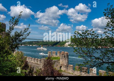 Il castello di Rumelihisar e il secondo ponte sul Bosforo in Istanbul,Turchia Foto Stock