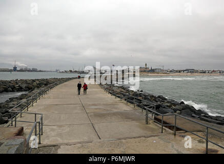 Warnemuende, vista dal Molo Ovest sulla città e sul porto di ingresso Foto Stock