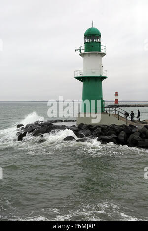 Warnemuende, persone presso il faro sulla Westmole Foto Stock