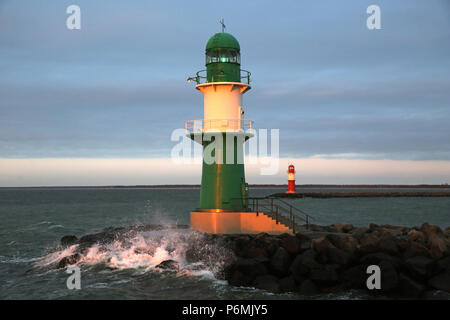 Warnemuende, fari sul West e Ostmole nella luce della sera Foto Stock