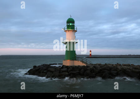 Warnemuende, fari sul West e Ostmole nella luce della sera Foto Stock