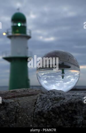 Warnemünde, fari al molo sono riflesse nel crepuscolo in una sfera di vetro Foto Stock