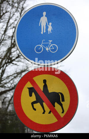 Lessebo, Svezia, segni - Equitazione - vietati e - percorso comune per i pedoni e i ciclisti - Foto Stock