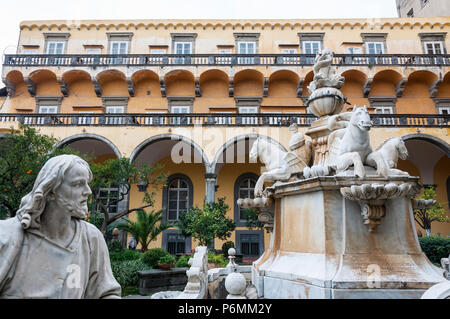 Napoli , ITALIA IL 10/16/2016 Il Chiostro di San Gregorio Armeno a Napoli Foto Stock