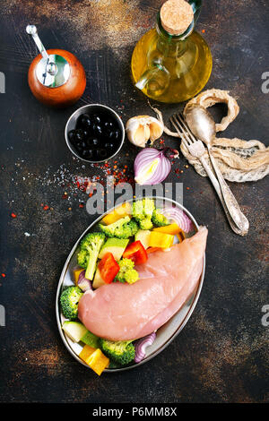 Materie filetto di pollo con verdure fresche sulla piastra Foto Stock