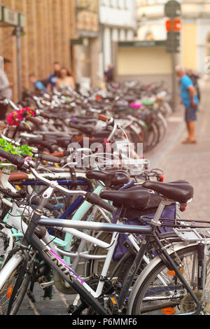 BRUGES, Belgio - 8 giugno 2017: il parcheggio delle biciclette su strada. Una serie di biciclette parcheggiate sulla strada della città europea. Focu selettiva Foto Stock
