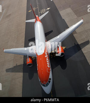 Londra, Regno Unito, un Airbus 320 della compagnia aerea easyJet sul London Gatwick airport pista di rullaggio Foto Stock