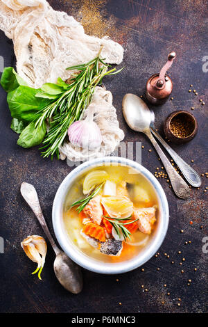 Zuppa di pesce nel recipiente, zuppa fresca con salmone e verde Foto Stock