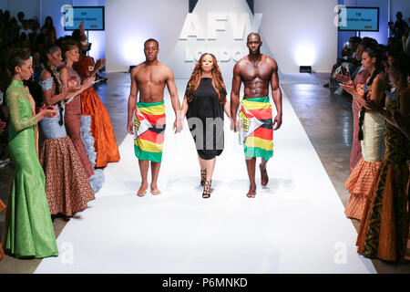 Londra, UK, agosto 2014, TIR Fashion House ha presentato la loro nuova collezione in Africa la settimana della moda di Londra 2014. Mariusz Goslicki/Alamy Foto Stock