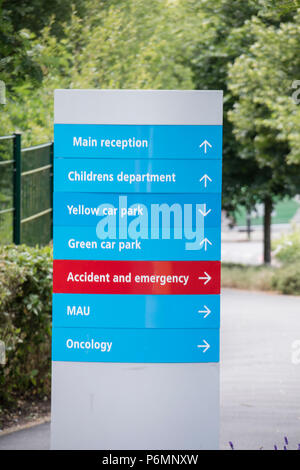 La segnaletica dei visitatori a Worcester Royal Hospital di Worcester, Worcestershire, England, Regno Unito Foto Stock