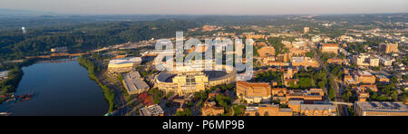 La mattina presto luce che cade sul campus UT in Tennessee Foto Stock