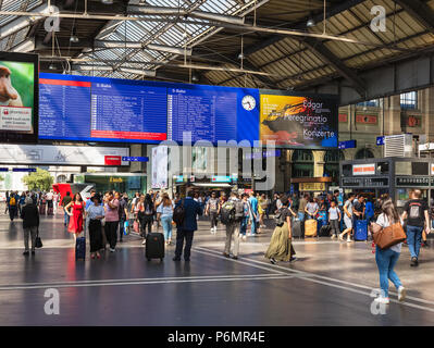 Zurich, Svizzera - 30 Giugno 2018: persone e arrivo partenza pensione nella sala della Zurigo stazione ferroviaria principale. Zurigo stazione ferroviaria principale è Foto Stock