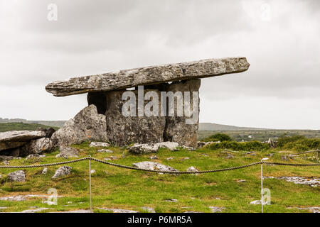 Poulnabrone Dolmen tombe La sterile Co Clare Foto Stock