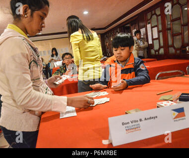 Quezon City, Filippine. 01 Luglio, 2018. Atleta filippino in kids division, Don Vito Andaya mentre gli arbitri controllare le sue carte durante la competizione sportiva. Credito: Robert Oswald Alfiler/Pacific Press/Alamy Live News Foto Stock