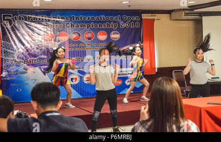 Quezon City, Filippine. 01 Luglio, 2018. Un talento ed energici i ragazzi hanno svolto le loro capolavoro di danza durante l'evento sportivo. Credito: Robert Oswald Alfiler/Pacific Press/Alamy Live News Foto Stock