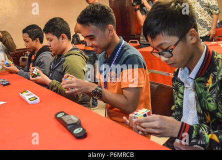 Quezon City, Filippine. 01 Luglio, 2018. Cubo di Rubik i partecipanti in una concorrenza aperta durante l'evento. Credito: Robert Oswald Alfiler/Pacific Press/Alamy Live News Foto Stock