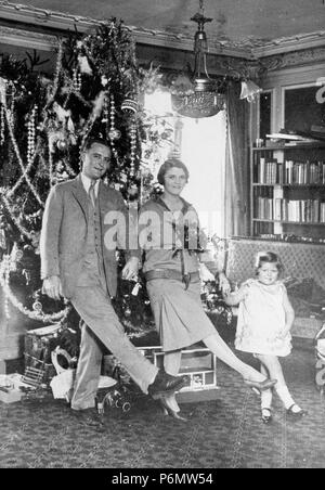 Scott Fitzgerald è visto qui con la moglie Zelda e figlia, Scottie, facendo una maschera prima di Natale, 1925. Foto Stock